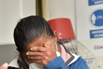 Rosa Lincango llora al conocer sobre la destrucción de su local.