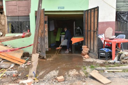 Los vecinos todavía realizan labores de limpieza.