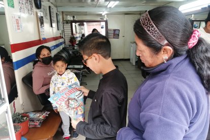 Por fin Jesús tiene en sus manos Colorito. Su madre, Fabiola Yunapananta, contempla la felicidad de su hijo. Son de Ambato.