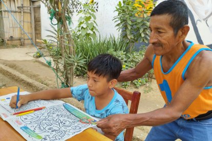 Teodulo Barzola, de Santa Elena, le ayuda a su nieto, Luis Orrala, a desarrollar las actividades.