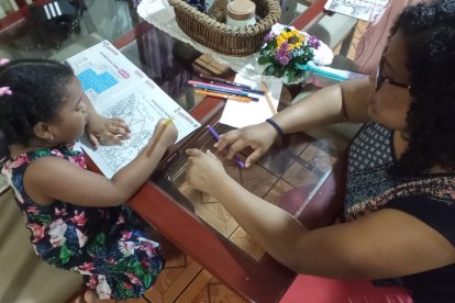 Camila Quiñónez, de Esmeraldas, y su mamá, Ximena Bazurto, la pasan ‘bomba’ juntas. Colorito une a las familias.