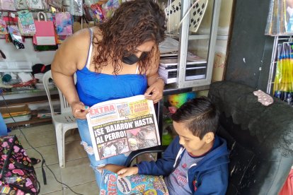 Pilar Chavarría fue con su hijo David a comprar Colorito. Residen en Playas.