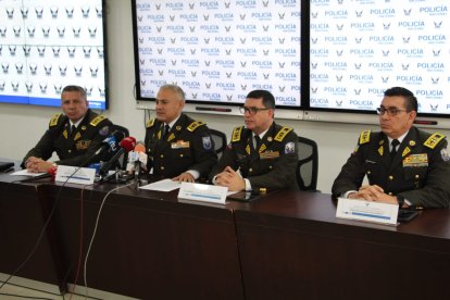 El general Fausto Salinas (tercero de derecha a izquierda) se refirió al hurto de las armas.