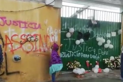 Compañeros del joven fallecido hicieron un plantón, ayer, para exigir justicia en el caso.