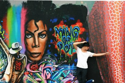 César Saltos posó junto a la imagen de su ídolo en el  parque Forestal de Guayaquil.