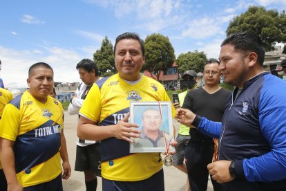 Andrés Ayala colocó la medalla en una foto de su padre que falleció por la pandemia.