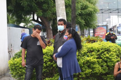 Familiares de Walter Campuzano llegaron a la morgue. Estaban consternados.