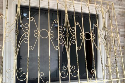 Al menos 4 casas vecinas resultaron afectadas con la explosión.