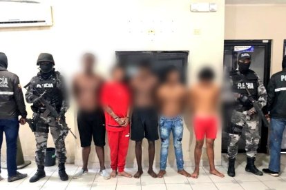 La policía arrestó a cinco personas, de entre 20 y 43 años, como sospechosas.