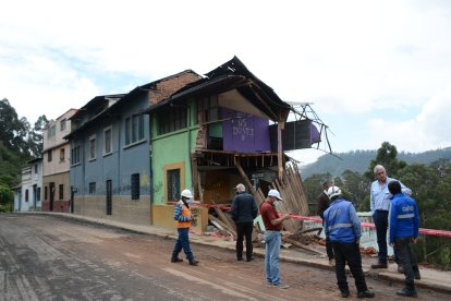 Técnicos de varias entidades municipales llegaron al sitio para analizar la situación.