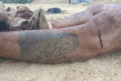 La onda expansiva provocó que 
los fallecidos quedaran desmembrados. Una de los occisos tenía este tatuaje en la pierna izquierda.