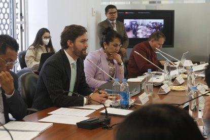 Esteban Torres, en la comisión pluripartidista fundamenta su denuncia.