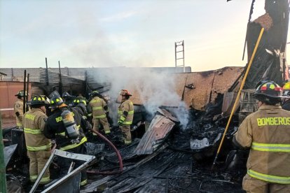 Bomberos que revisaron el lugar luego de aplacar el fuego, hallaron documentos de ecuatorianos en el sitio, por eso se presume que los fallecidos son de Ecuador.