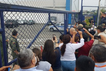 Simpatizantes del exvicepresidente se agolparon en los exteriores de Aeropolicial.