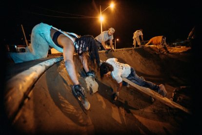 Voluntarios de diferentes países se encargaron de la construcción del parque. También donaron patinetas a los pequeños.