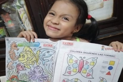 Jamie Cedeño, de 4 años, demuestra sus habilidades para colorear nuestra revista infantil que circula todos los domingos con EXTRA.