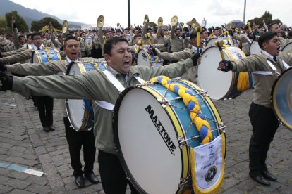 La banda de guerra de los egresados del colegio Mejía.