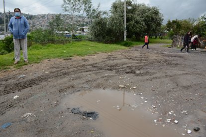 Los moradores reclaman que la calle Cusubamba quedó dañada luego de la construcción del colector.