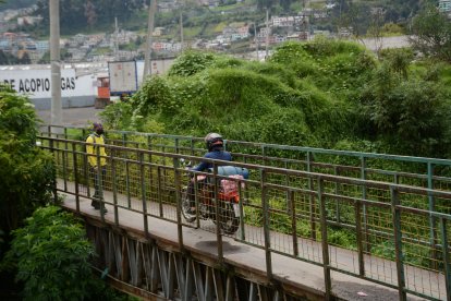 El paso de las motos por el puente peatonal lo tiene en mal estado.