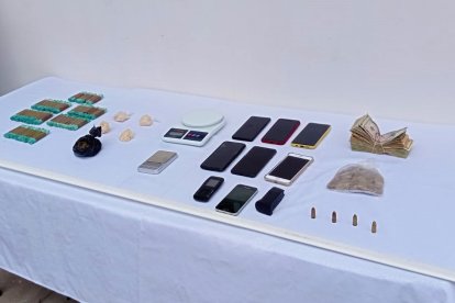 Entre la evidencia encontrada en el allanamiento están varias municiones, drogas, teléfonos y dinero en efectivo.