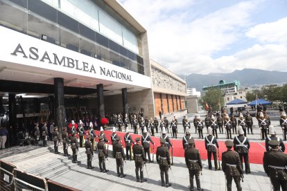 Cadetes de la Escuela Superior de la Policía hicieron el paso de  honor.