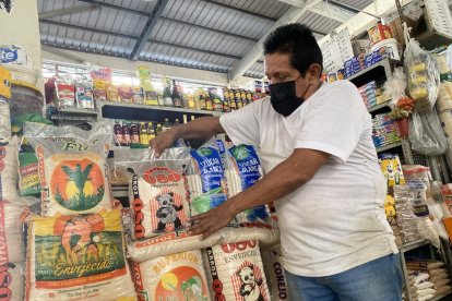 Segundo Carrillo, vendedor en Mercado de Sauces IX, ordena su mercadería luego de que un cliente se fuera descontento por los precios.