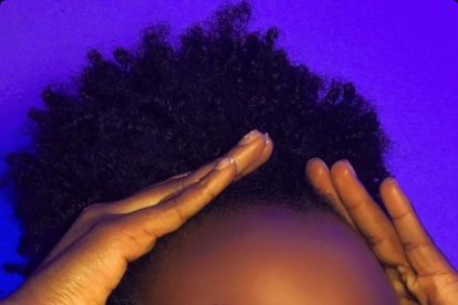 Ella se maquilla y publica vídeos de cómo hacerlo.