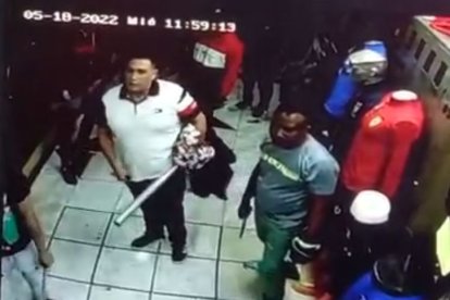 Una cámara de seguridad grabó una de las tantas broncas en un centro comercial de Quito.