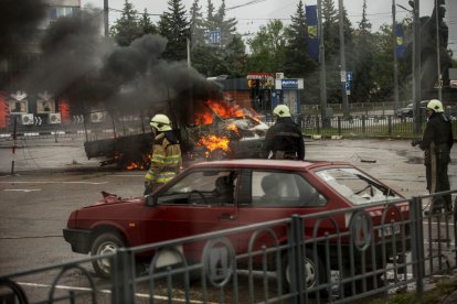 Un coche arde tras un ataque de misiles este jueves en el metro de Járkov. Al menos cinco personas han m uerto y otras diez resultaron heridas en los bombardeos lanzados por el ejército ruso sobre la ciudad de Járkov, en el este de Ucrania. El ataque se produjo en el centro de la ciudad, la segunda mayo r de Ucrania. EFE/Esteban Biba
