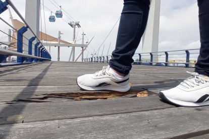 Uno de los puentes con piso de madera ya acusa graves daños. La Fundación dice que tiene un plan de reparación de esta y otras áreas.