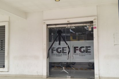 Un lazo negro había sido colocado sobre la puerta principal puerta de la Fiscalía de Manta.