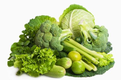 Con las legumbres y verduras verdes obtiene vitaminas  que protegen el hígado.
