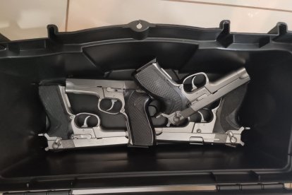 Estas son cuatro de las cinco armas decomisadas.