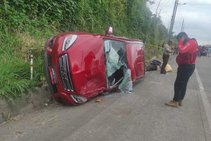 La menor de seis meses que falleció se movilizaba en esta camioneta roja.