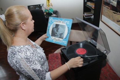 Los fanáticos de JJ siguen guardando sus discos de acetato. Escucharlos es un deleite para los oídos.