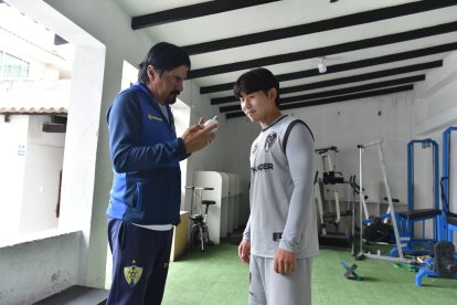 El entrenador Galo Sandoval cuenta con un aparato traductor para comunicarse con Chang-il.