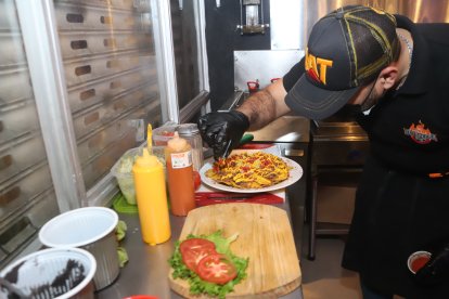 Los locales de comida son los más visitados por quienes recorren la zona.