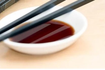 Esta salsa se la consume mucho en el sushi, viene bien con los sabores marinos.