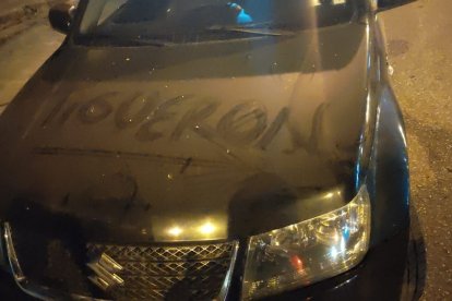 Sobre un vehículo dejaron una leyenda.