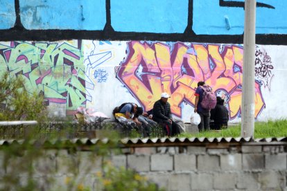 En la parte trasera del parque de los tubos se juntan personas para beber o consumir drogas.