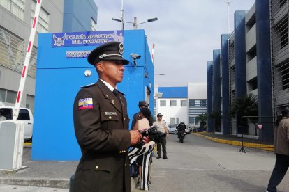 Un nuevo agente recorre el patio del Cuartel Modelo.