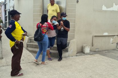 En la morgue, familiares esperaban la salida del cuerpo.