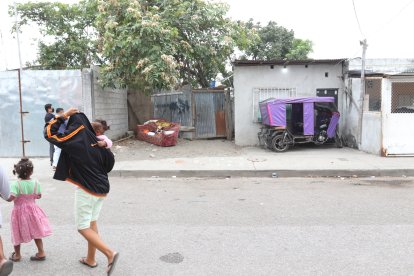 El mueble donde estaba sentado Lupo Arroyo cuando lo mataron fue colocado afuera de su casa.