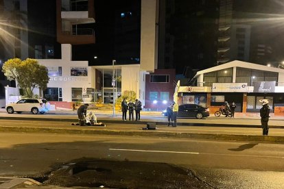 El cadáver quedó tendido en la vía y la policía levantó indicios.