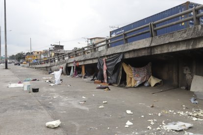 En el lugar residen diez personas, entre ellos nueve hombres y una mujer. Las ‘habitaciones’ están divididas por sábanas y plástico.