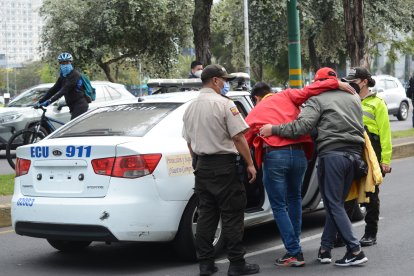 El dependiente del lugar fue llevado embarcado en una patrulla para llevarlo a una casa de salud.
