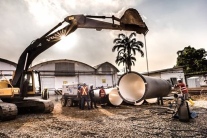 Izaje de tramos de acueducto para posterior instalación, que permite la rehabilitación de la red de agua potable.