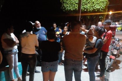 Habitantes de Salitre hicieron una vigilia fuera del destacamento donde llevaron a los detenidos. Quieren justicia.