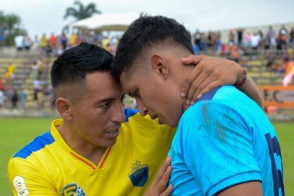 Su compañero de equipo Hólger Matamoros lo ayudó para que se tranquilizara.