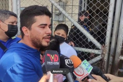 El padre del menor de edad pedía que le expliquen cómo cayó su hijo.